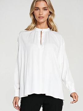 blúzka Nife  Štýlová blúzka vo voľnom oversized kroji, vyrobená z ľahkej a príjemnej viskózy, ktorá zaručuje pohodlné nosenie po celý deň. 