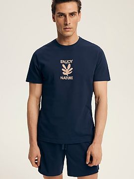 Pyžamo Henderson  Pohodlná dámska pyžama vo voľnom strihu, ideálna na spanie a relaxáciu doma. Tričko s krátkym rukávom, okrúhlym výstrihom a potla