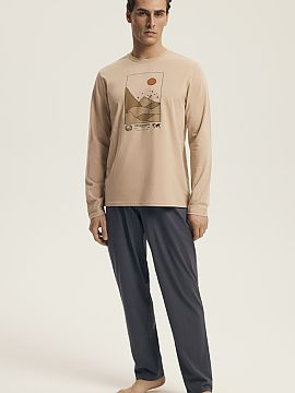 Pyžamo Henderson  Pohodlný pánsky pyžamový set s voľným, pohodlným strihom, ideálny na spanie a relaxáciu doma. Tričko s dlhým rukávom, okrúhlym 