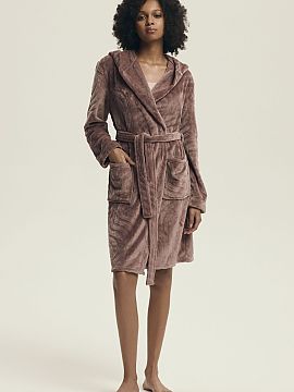 Župan Henderson  Mäkký a útulný župan dámsky v voľnom, komfortnom strihu, ideálny na domáci relax. Vyrobený z príjemnej na dotyk látky s tlačen�