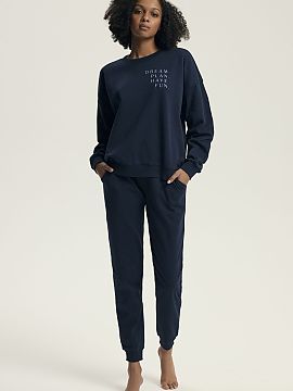 Pyžamo Henderson  Štýlová a pohodlná dámska pyžama s voľným, pohodlným strihom, ideálna na spanie a ako oblečenie do domu. Blúzka s dlhým rukávo