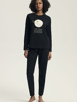 Pyžamo Henderson  Pohodlná dámska pyžama v klasickom strihu, ideálna na spanie a relaxáciu doma. Blúzka s dlhým rukávom a okrúhlym výstrihom je zdob