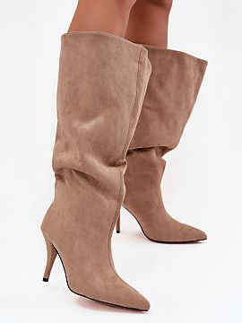 Čižmy na vysokom opätku Step in style  Štýlové dámske kozačky vyrobené z mäkkého ekokože sú skvelou voľbou na chladnejšie dni. Voľný vrch dodáva kozačkám voľný,