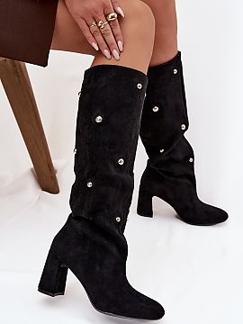 Čižmy na vysokom opätku Step in style  Dámske čižmy vyrobené z ekokože sú štýlovou ponukou na jesennú a zimnú sezónu. S pevným stĺpkovým podpätkom poskytujú pohodl