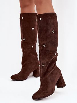 Čižmy na vysokom opätku Step in style  Dámske čižmy vyrobené z ekokože sú štýlovou ponukou na jesennú a zimnú sezónu. Sú umiestnené na stabilnom podpätku vo forme st