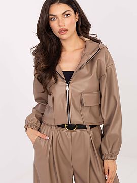 Bunda Rue Paris  Elegantná krátka dámska bunda vyrobená z vysokej kvality ekokože (polyester a polyuretán), skvelá na jesennú-zimnú-jarnú sezónu. 