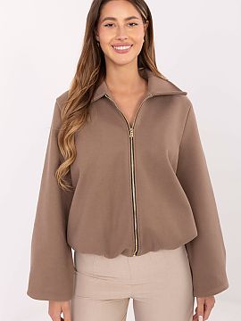 Bunda Rue Paris  Ľahká prechodná bunda s moderným, trochu voľnejším strihom typu balón, vyrobená z vysokej kvality polyesteru. Model má kratší st