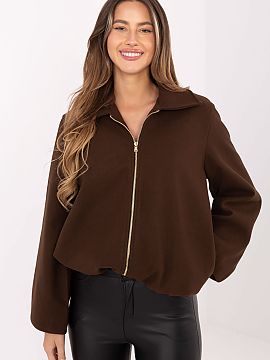 Bunda Rue Paris  Ľahká prechodná bunda s moderným, trochu voľnejším strihom typu balón, vyrobená z vysoko kvalitného polyesteru. Model má kratší