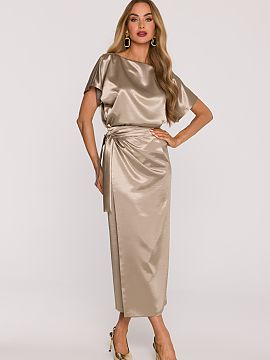 Sukňa na večer Moe  Jemný a elegantný midi šaty zo saténovej látky, ktoré očarujú jednoduchosťou strihu a vznešeným leskom látky. Vyrobené z hladk