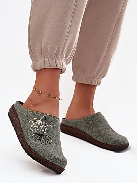Papuče Step in style  Dámske papuče vyrobené z filcovanej látky sú ľahkou a pohodlnou voľbou pre každodenné použitie doma. Široké, zaoblené špičky 