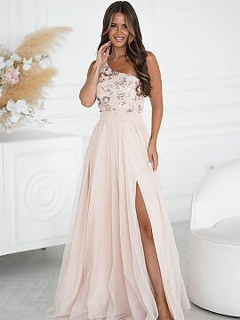 dlhé šaty Bicotone  Prispôsobený vrch zdôrazňuje pás, zatiaľ čo dlhá, voľná sukňa opticky zjemňuje postavu. Efektný rez pridáva ľahkosť a slobod