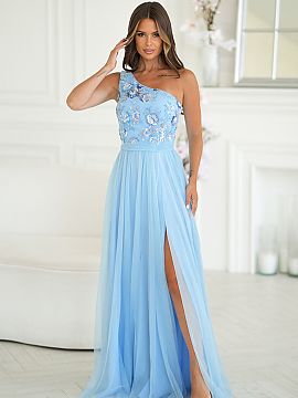 dlhé šaty Bicotone  Prispôsobený vrch zdôrazňuje pás, zatiaľ čo dlhá, voľná sukňa opticky zjemňuje postavu. Efektný rozrez pridáva ľahkosť a vo