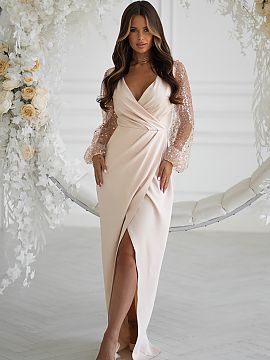 dlhé šaty Bicotone  Úžasná kreácia s dvoma flitrovými rukávmi. Výstrih jemne tvaru srdiečka jemne odhaľuje prsia. Spodok šiat preložený s efektným 