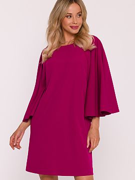 Šaty na deň Stylove  Elegantný šaty v tvare trapezu vyrobené z hladkej, príjemnej na dotyk látky. Model sa vyznačuje efektnými, širokými rukávmi typu n