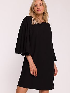 Šaty na deň Stylove  Elegantný šaty v trapezovom strihu, vyrobené z hladkej, príjemnej látky na dotyk. Model sa vyznačuje efektnými, širokými netopierí