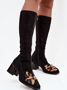 Čižmy na vysokom opätku Step in style  Topánky na pätu vyrobené z mäkkého ekokože. Model so zipsom zaručuje pohodlie pri nosení, stabilný blokový podpätok zase komfort.