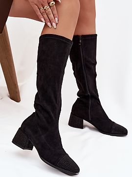 Čižmy na vysokom opätku Step in style  Dámske čižmy vyrobené z ekokože sú ponukou, ktorá kombinuje klasiku s moderným leskom. Model je umiestnený na stabilnom podpätku v