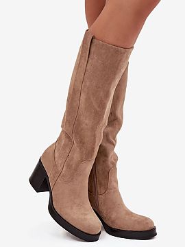 Čižmy na vysokom opätku Step in style  Dámske čižmy vyrobené z ekokože sú skvelou ponukou na jeseň a zimu. Model s masívnym stĺpcovým podpätkom poskytuje stabilitu a po