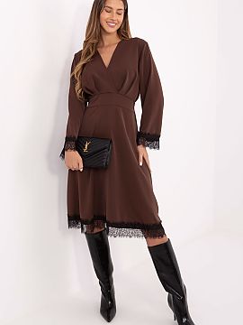 formálne šaty Italy Moda  Štýlové rozklosované šaty, ktoré kombinujú eleganciu s jemným ženským šarmom. Vyrobené z vysokokvalitnej zmesi polyesteru a visk