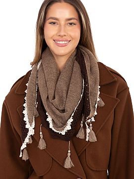 šátek AT  Elegantný a ženský trojuholníkový šál s rôznorodou štruktúrou materiálu, vyrobený z jemnej viskózy, ktorá je príjemná na dot