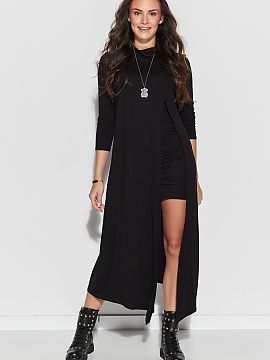 denné šaty Makadamia  Viskózové šaty, ktoré kombinujú dĺžku mini s maxi, majú hlboké rozrezanie preč. Tento model premení každé obyčajné stretnutie