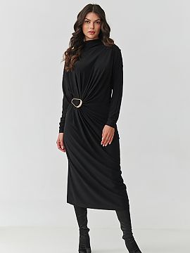 denné šaty Makadamia  Zvýraznite svoju ženskosť a eleganciu vďaka výnimočnému midi šatu s ozdobným drapé a efektnou sponou v pásu. Tento štýlový ša