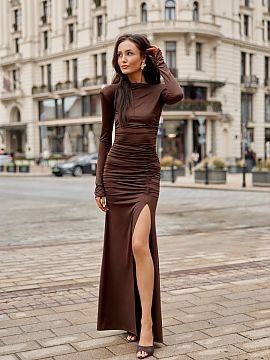 dlhé šaty Roco Fashion  Šaty Veloria sú efektný model maxi, ktorý očarí z drapériami jemne podčiarkujúcimi postavu a dodávajúcimi jej výnimočný charak