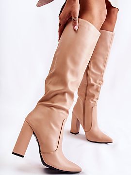 Čižmy na vysokom opätku Step in style  Klasické kozačky na podpätku vyrobené z ekokože. Topánky majú špičatý nos. Zatvárané na zips po celej výške lýtkovej časti. 