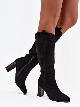 Čižmy Step in style  Dámske čižmy vyrobené z ekokože sú elegantnou ponukou na chladné dni. Model s návrhom vloženým v spodnej časti lýtkovej časti u