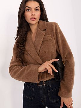 Kabát Rue Paris  Krátky dámsky kabát s elegantným strihom je ideálnou voľbou na jesennú a zimnú sezónu. Vyrobený z vysokej kvality polyesteru, vyze