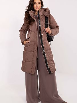 Bunda MBM  Táto dámska perová bunda je spoľahlivou voľbou na chladné dni v sezóne jeseň/zima. Vyrobena z odolného polyesteru, je ľahká, ale 