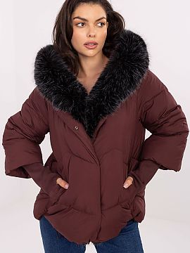 Bunda MBM  Táto dámska perová bunda je ideálnou voľbou na chladné dni jesenného/zimného obdobia, kombinujúca casualový štýl s funkčnosťou