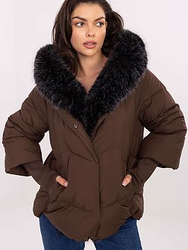 Bunda MBM  Táto dámska perová bunda je ideálnou voľbou na chladné dni jesennej/zimnej sezóny, kombinujúca casualový štýl s funkčnosťou. Sk