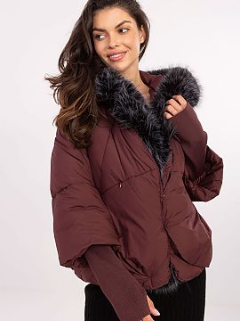 Bunda MBM  Táto dámska perniová bunda je ideálnou voľbou na chladné dni jesennej/zimnej sezóny, kombinujúca casualový štýl s funkčnosťou. 