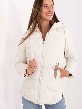 Bunda MBM  Táto dámska perová bunda je ideálnym modelom pre prechodné obdobia jesene, zimy a jari. Spája neformálny štýl s praktickými rieše