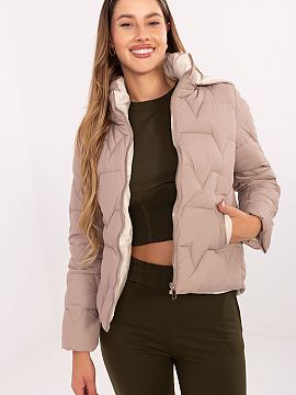 Bunda MBM  Táto dámska perová bunda je spoľahlivou voľbou na prechodné obdobia (jeseň, jar) a miernu zimu. Jej casualový štýl ju robí ideál