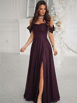 dlhé šaty Bicotone  Prispôsobený vrch zdôrazňuje pás, zatiaľ čo dlhá, voľná sukňa opticky zjemňuje postavu. Efektné rozrezanie pridáva ľahkosť a