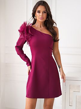 večerné šaty Bicotone  Prispôsobené mini šaty s rozšíreným spodkom. Najviac pútavým detailom je ozdobná ruža umiestnená na jednom ramene. Je to efektný