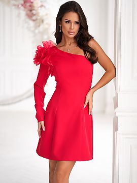 večerné šaty Bicotone  Pásikované mini šaty s rozšíreným spodkom. Najviac pútavý detail je ozdobná ruža umiestnená na jednom ramene. Je to efektný kvet