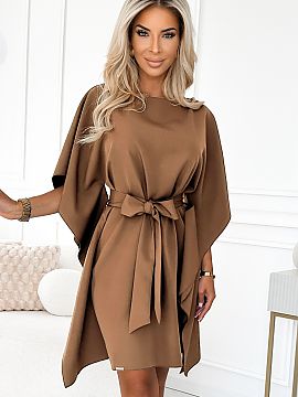 Šaty na deň Numoco  Minimalizmus, ktorý robí dojem. Tento motýlikový šaty značky Numoco kombinuje voľnú, tekutú líniu s opaskom viazaným v pase, vďa