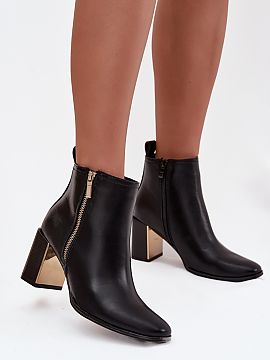 Topánky na opätku Step in style  Topánky na pätu vyrobené z ekokože sú elegantnou voľbou, ktorá kombinuje klasiku s moderným prvkami. Model na stabilnom pätovom kú