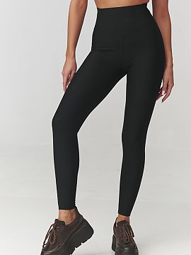 dlhé legíny Makadamia  Sázajte na pohodlie a štýl s našimi dámskymi legínami s modernou prúžkovanou štruktúrou. Vyrobené z elastického materiálu, ktor