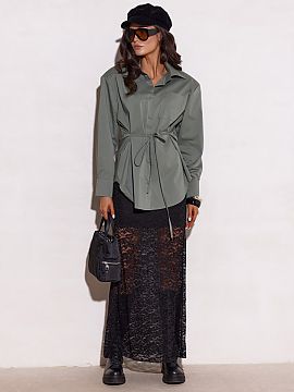 tričko s dlhým rukávom Roco Fashion  Štýlová košeľa s klasickým strihom očarí eleganciou a univerzálnym charakterom, dokonale zdôrazňujúc siluetu. Ušitá v Poľsku 