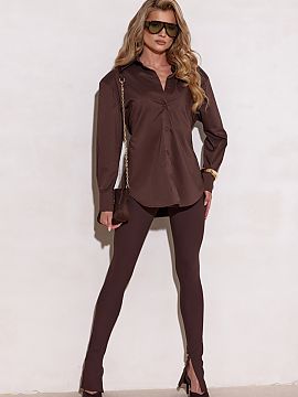 tričko s dlhým rukávom Roco Fashion  Štýlová košeľa s klasickým strihom očarí eleganciou a univerzálnym charakterom, dokonale zdôrazňujúc postavu. Vyrobená v Poľsk