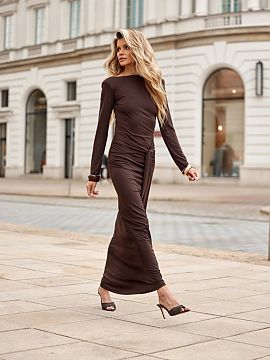 dlhé šaty Roco Fashion  Dlhé šaty s dlhým rukávom sú synonymom elegance a ženskej krásy v modernom prevedení. Vyrobené z elastického materiálu, perfektne