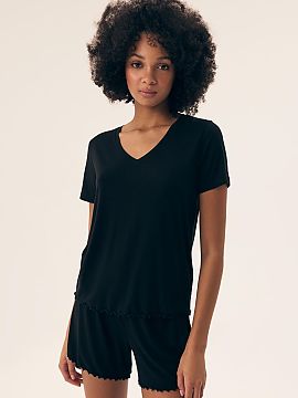 Pyžamo Henderson  Elegantná dámska pyžama vyrobená z jemnej viskózy poskytuje pohodlný spánok po celú noc. Blúzka s krátkymi rukávmi a V-výstrihom