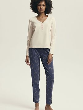 Pyžamo Henderson  Dámska pyžama s klasickým, no zároveň ženským strihom, vyrobená z mäkkého a priepustného materiálu, ktorý zabezpečuje výnimo�