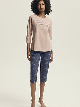 Pyžamo Henderson  Dámska pyžama vyrobená z mäkkého, priepustného materiálu, zaručujúca pohodlie a pohodlie počas spánku. Blúzka s okrúhlym výstr