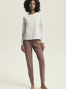 Pyžamo Henderson  Dámska pyžama vyrobená z mäkkej, priepustnej látky, zaručujúca pohodlie a pohodlnejší spánok. Tričko s okrúhlym výstrihom a ná