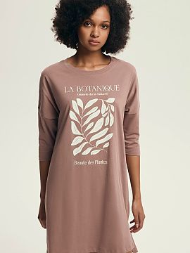 Nočná košeľa Henderson  Dámska nočná košeľa s voľným, pohodlným strihom, vyrobená z mäkkej a priedušnej úpletoviny, ktorá zaručuje pohodlie a voľnos�